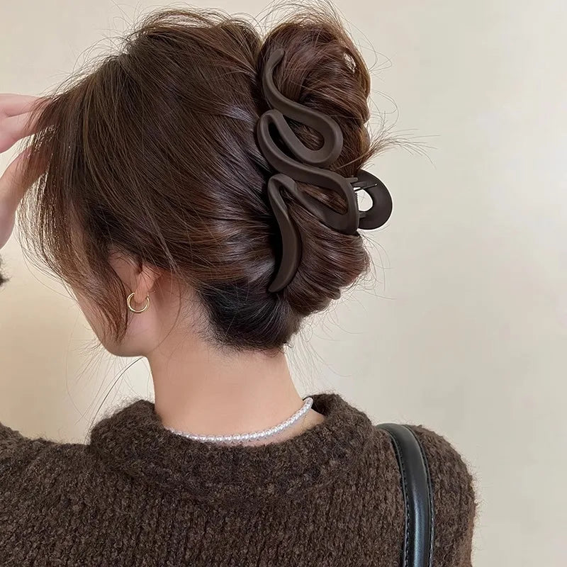 ✨ Pince à cheveux – Design ondulé & élégance café profond  • Calyssa ✨
