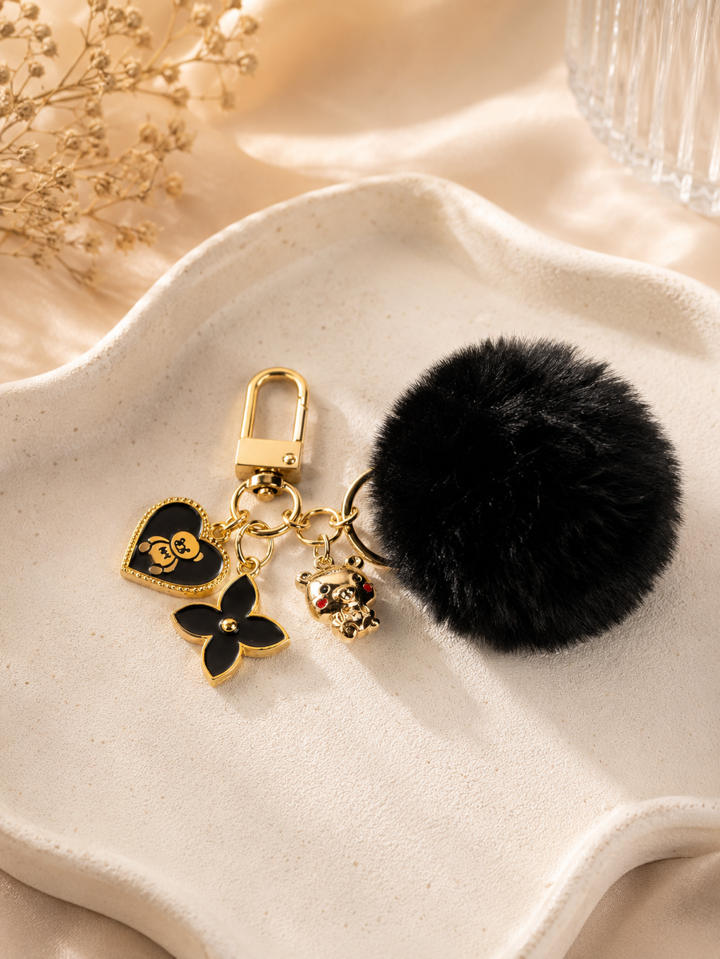 ✨ Porte-clés pompon noir & ourson – Charme doux et tendance • Lunira ✨