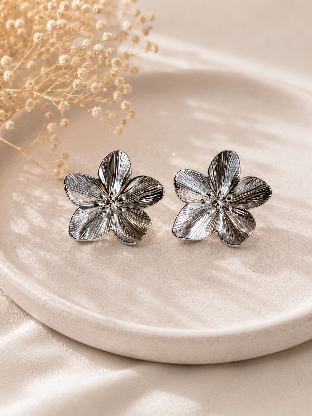 ✨ Boucles d’oreilles fleurs texturées – Élégance lumineuse ✨
