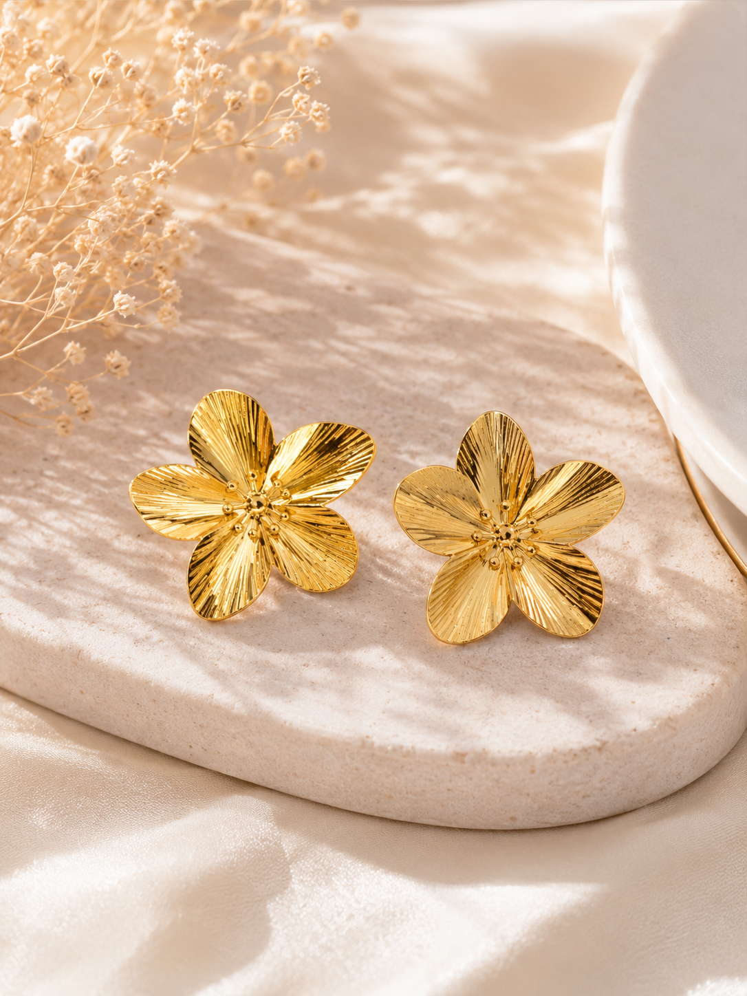 ✨ Boucles d’oreilles fleurs texturées – Éclat solaire ✨