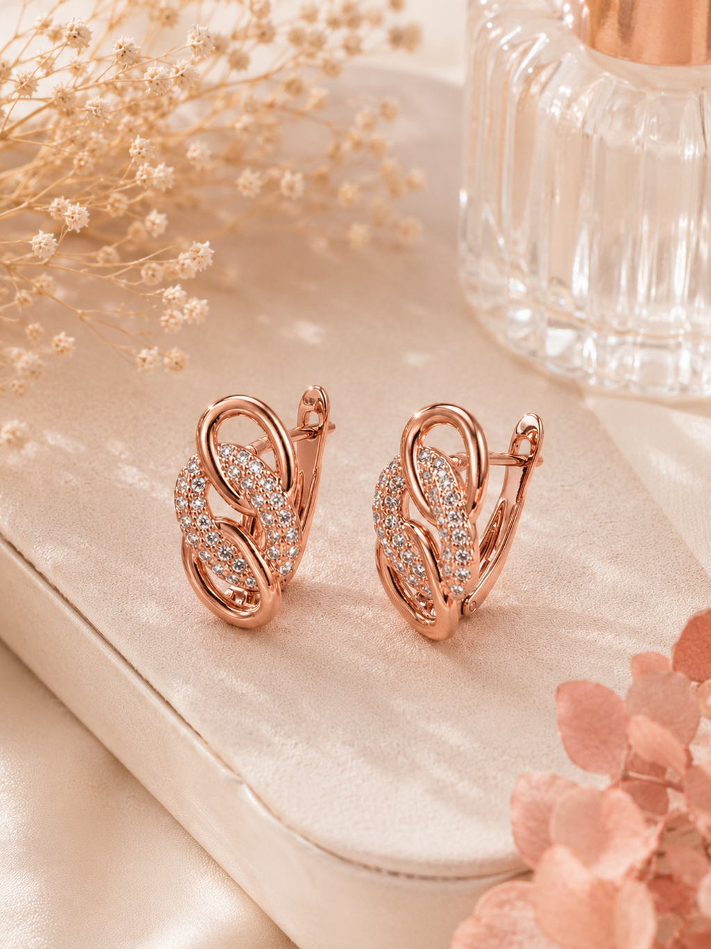 ✨ Boucles d’oreilles entrelacées & zircons – Éclat sophistiqué ✨