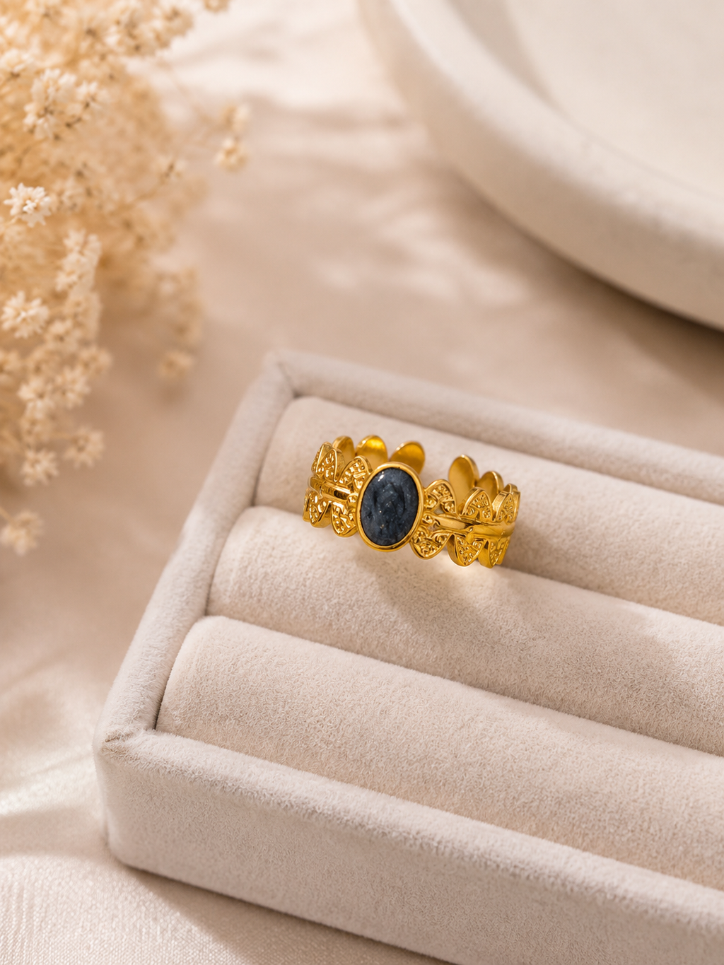 ✨ Bague dorée & cabochon noir nacré – Élégance intemporelle ✨