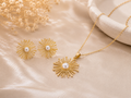 ✨ Ensemble collier & boucles d’oreilles soleil perlé – Éclat raffiné ✨
