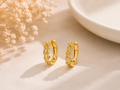 ✨ Boucles d’oreilles créoles entrelacées & zircons – Élégance lumineuse ✨