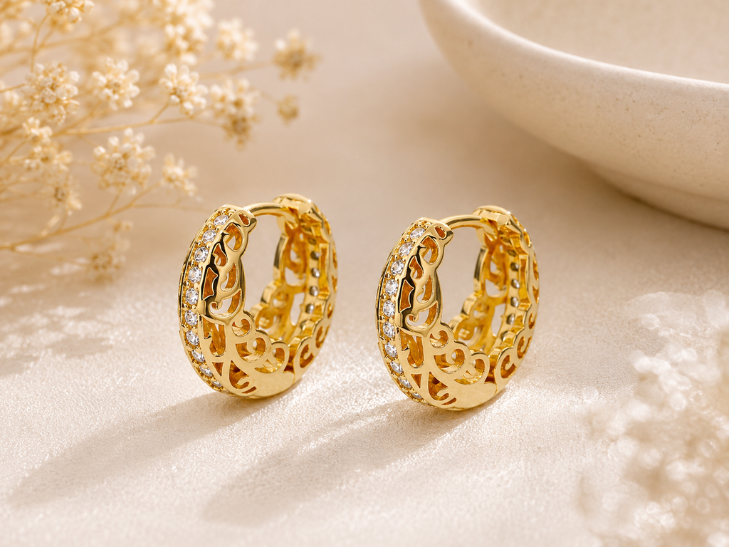 ✨ Boucles d’oreilles créoles ajourées & zircons – Élégance raffinée ✨