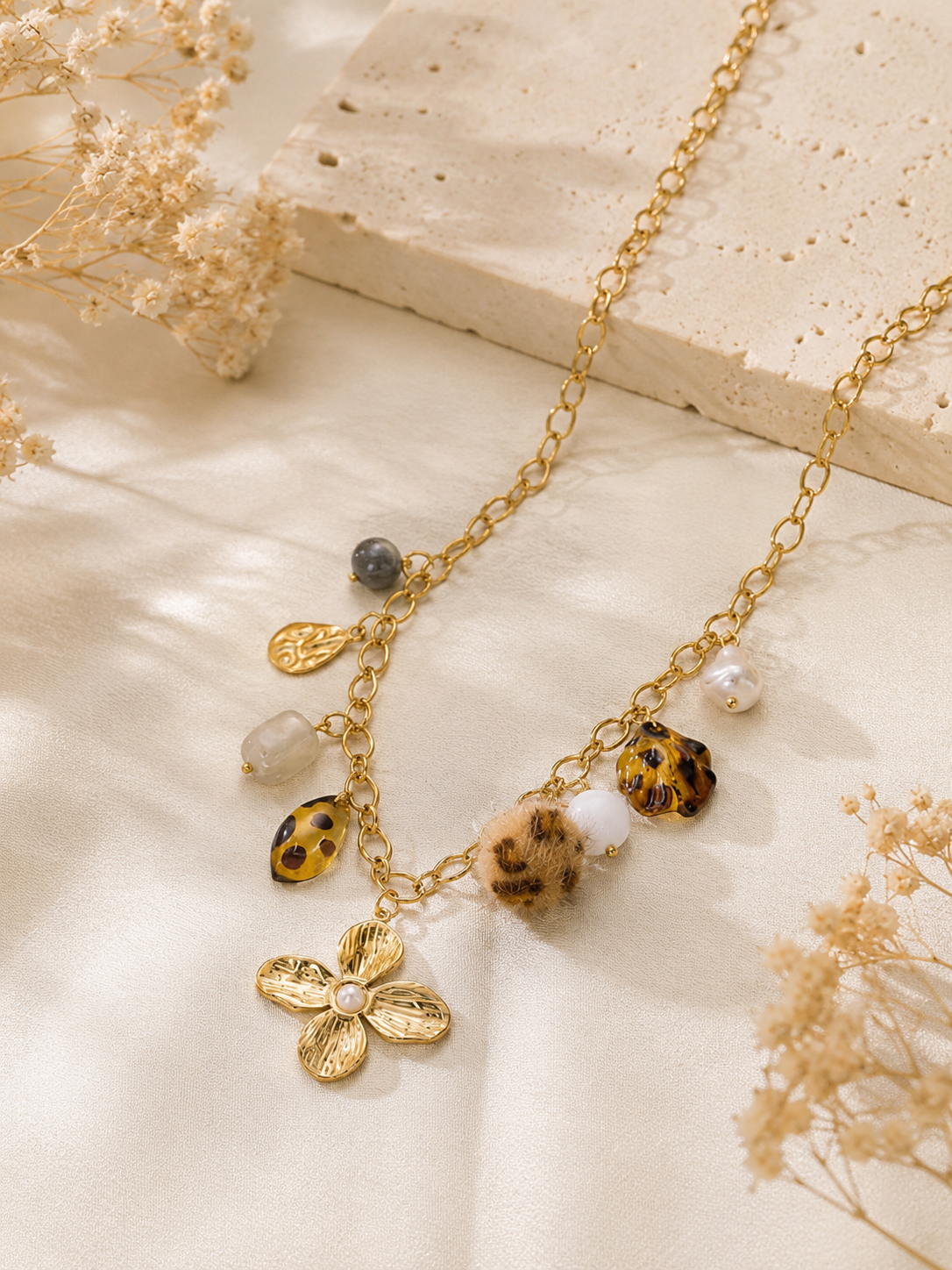 ✨ Collier multi-breloques fleur & détails bohèmes – Esprit audacieux ✨