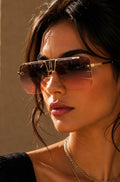 Lunettes de soleil Eléna - Monture géométrique dorée et verres dégradés rose fumé
