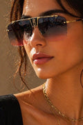Lunettes de soleil Eléna - Monture géométrique dorée et verres dégradés rose fumé intense
