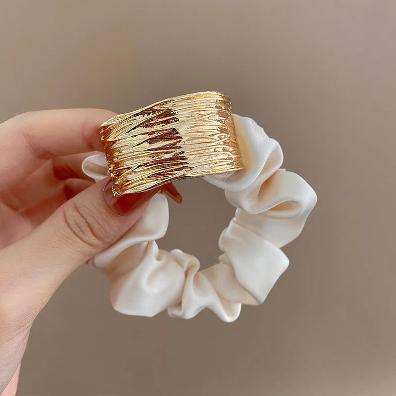 ✨Chouchou beige avec bijou doré texturé – Élégance raffinée • Nayra✨