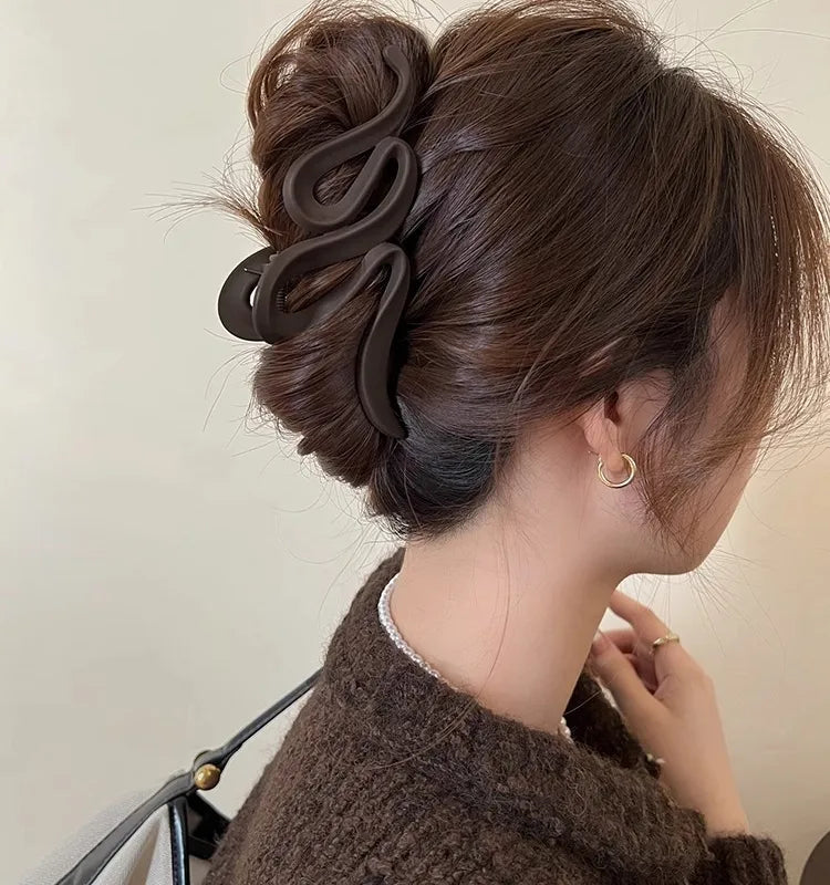 ✨ Pince à cheveux – Design ondulé & élégance café profond  • Calyssa ✨