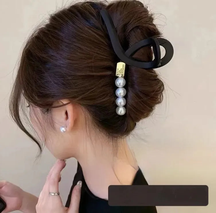 Pince à cheveux noire avec perles – Style raffiné & maintien parfait • Lunéa✨