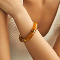✨ Bracelet jonc effet ambre et finitions dorées – Style chic • Ambra ✨