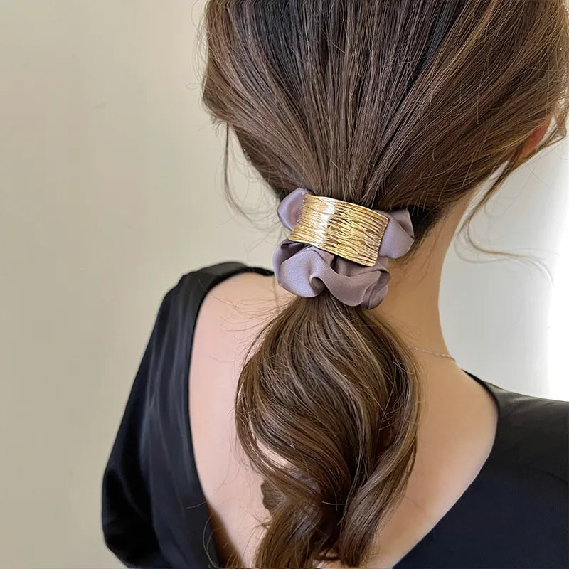 ✨Chouchou gris rosé avec bijou doré texturé – Élégance raffinée • Nayra✨