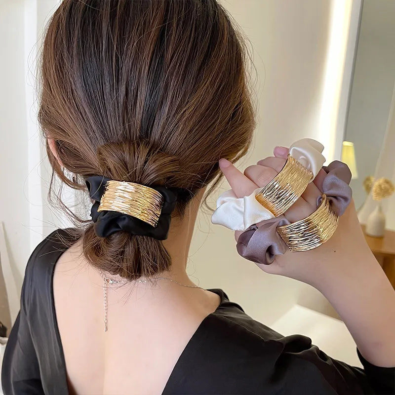 ✨Chouchou noir avec bijou doré texturé – Élégance raffinée • Nayra✨