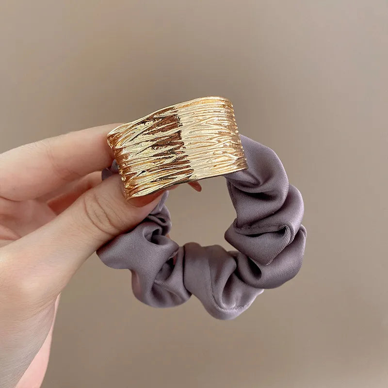 ✨Chouchou gris rosé avec bijou doré texturé – Élégance raffinée • Nayra✨