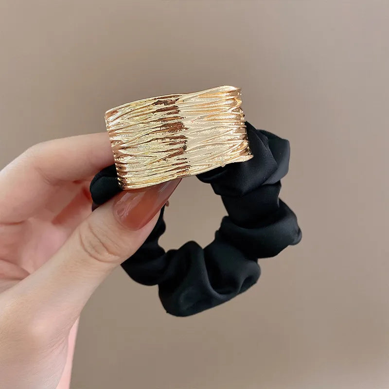 ✨Chouchou noir avec bijou doré texturé – Élégance raffinée • Nayra✨